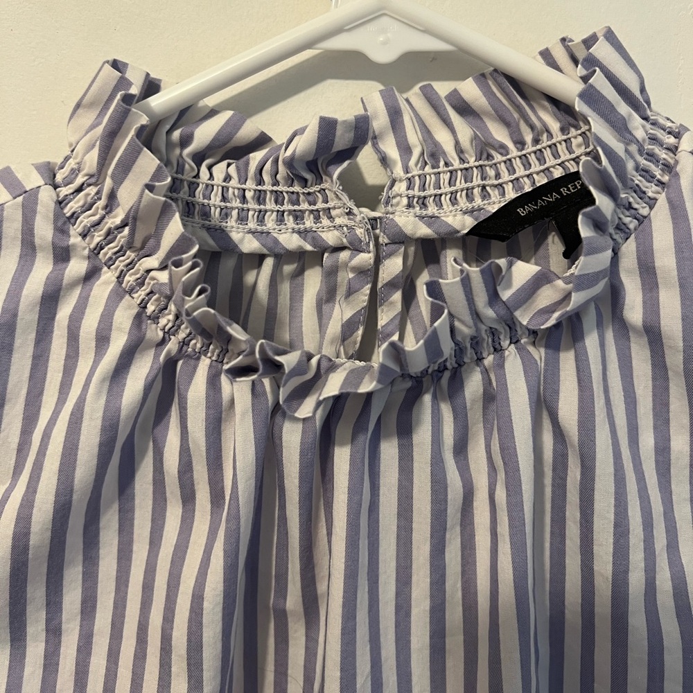 Banana Republic White & Lavender Blue Stripe Ruffle Neck Poplin Top Size Small - Picture 5 of 12